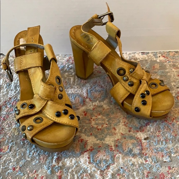 MJUS Sandles Size 7 - Picture 2 of 2